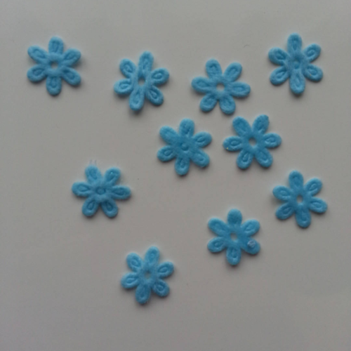 Lot de 10  fleurs  en feutrine 15 mm bleu