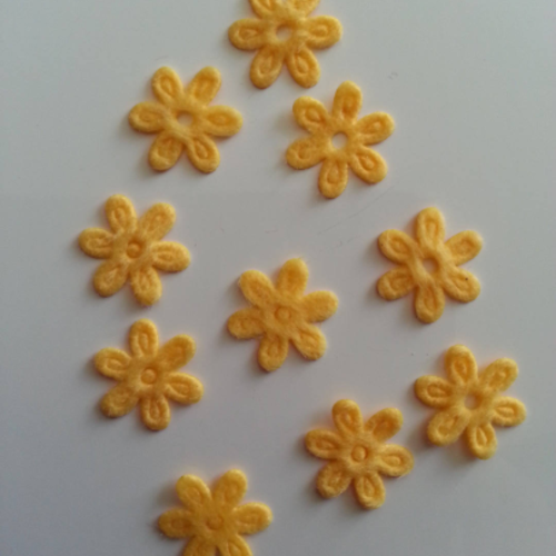 Lot de 10  fleurs  en feutrine 15 mm jaune