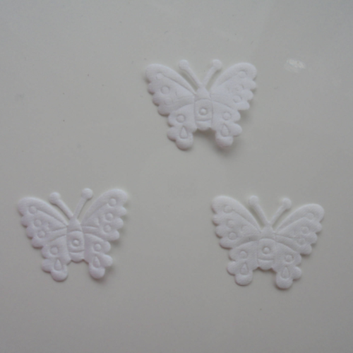 Lot de 3 papillons  en tissu blanc    27*21mm 