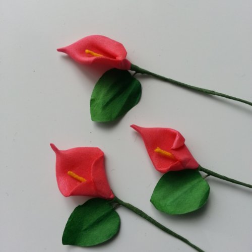 Lot de 3 minis fleurs arum sur  tige de 10cm rouge
