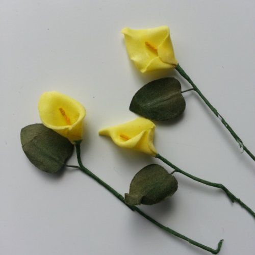 Lot de 3 minis fleurs arum sur  tige de 10cm jaune