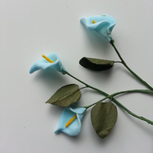 Lot de 3 minis fleurs arum sur  tige de 10cm bleu ciel 