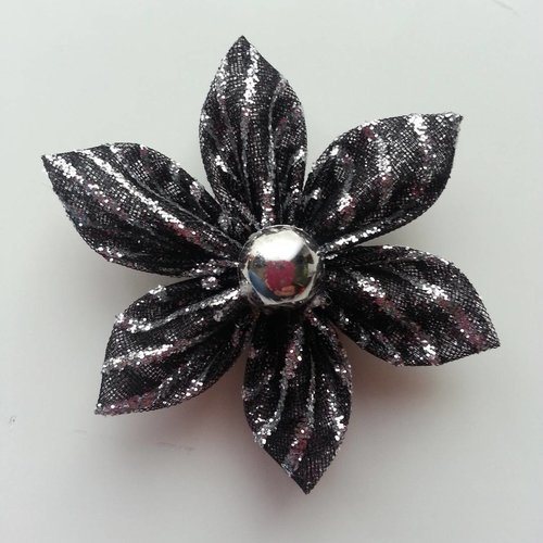 4 cm une tres jolie fleur  aux petales pointus noire et argent pailleté 