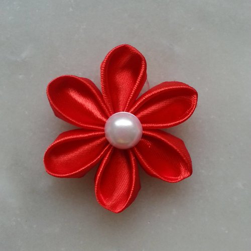 Fleur de satin rouge 5 cm 