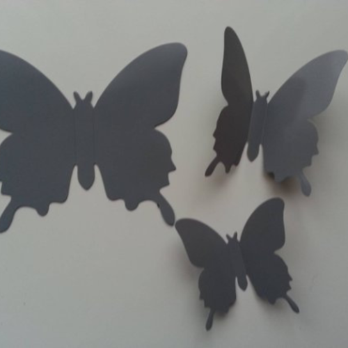 Petit  papillon  3d   en plastique 6.5*5.5 cm gris