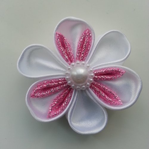 5 cm fleur de satin blanche et rose pailleté aux triples petales pointus 