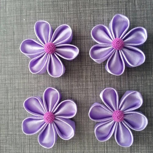 4 fleurs de satin parme et centre violet 