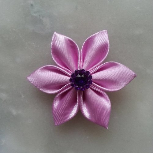 5 cm fleur de satin parme petales pointus 