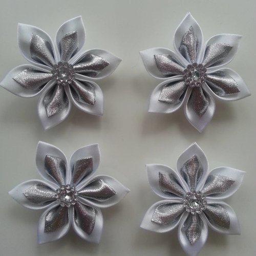 5 cm lot de 4 fleurs de satin dans les tons blanc et argent petales pointus 