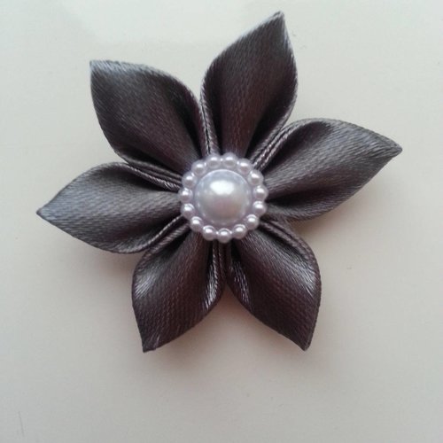 Une tres jolie fleur de satin aux petales pointus gris foncé  4cm 