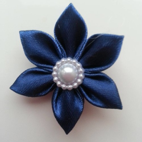 Une tres jolie fleur de satin aux petales pointus bleu marine  4cm 