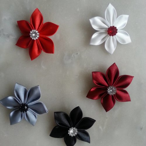 5 cm lot de 5 fleurs de satin dans les tons blanc, gris noir bordeaux et rouge petales pointus 