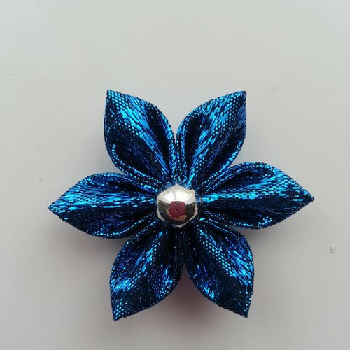 4 cm une tres jolie fleur  aux petales pointus bleu turquoise brillant 
