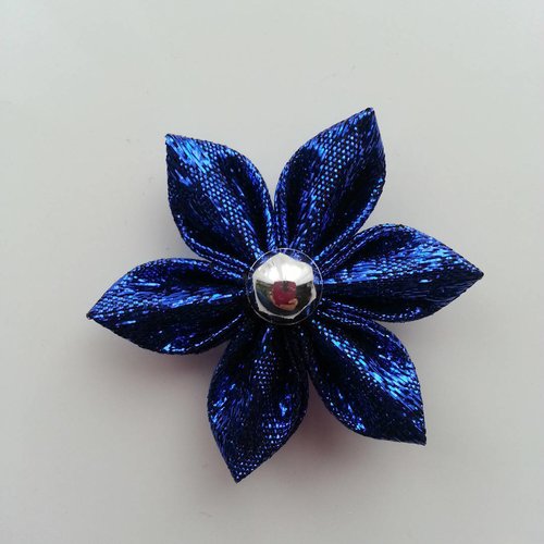 4 cm une tres jolie fleur  aux petales pointus bleu  brillant 