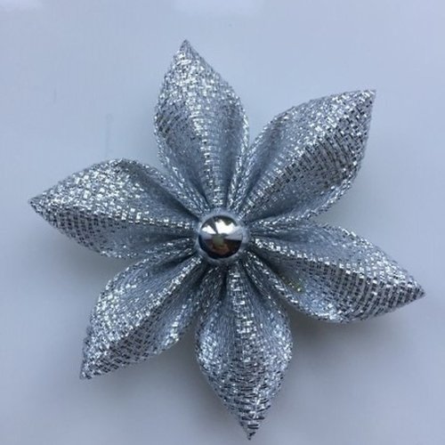 5 cm fleur argenté   petales pointus 
