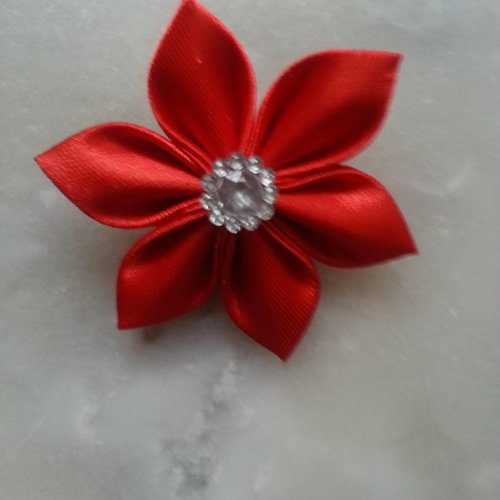 5 cm fleur de satin rouge  petales pointus 