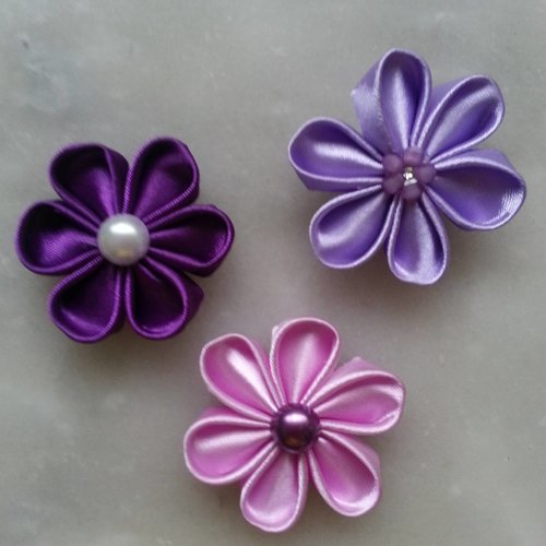 3 fleurs de satin dans les tons mauve / violet  5cm 