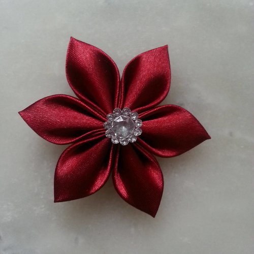 5 cm fleur de satin bordeaux  petales pointus 
