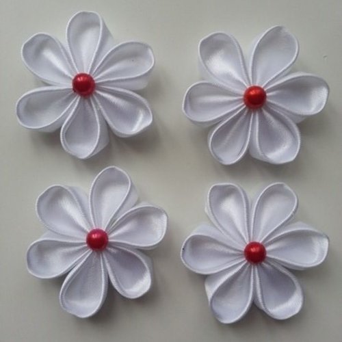 5cm  lot de 4 fleurs de satin blanche et centre rouge 