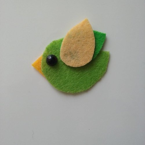 Petit oiseau en feutrine vert et beige   45**35mm 