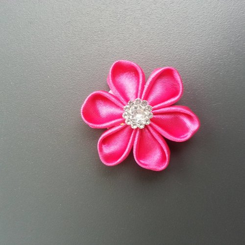 Fleur de satin rose fuschia et argent 4 cm 