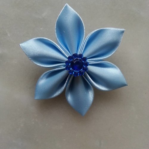 5 cm fleur de satin bleu ciel petales pointus 