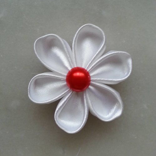 Fleur de satin blanche et rouge 5 cm 