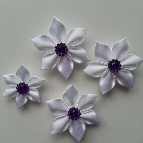 Lot de 4 fleurs de satin dans les tons blanc et violet 