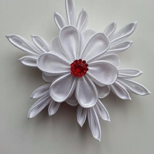 Fleur de satin étoile de noel 10 à 11cm blanche