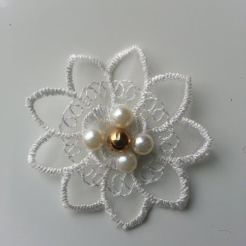 Fleur en dentelle  blanche avec perle blanc et or  50 mm 