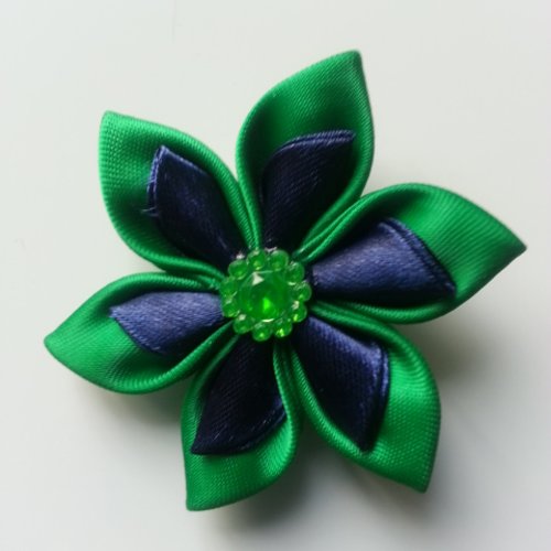 5 cm fleur de satin double vert et bleu marine  petales pointus