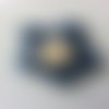 Rosette en tissu crêpe bleu et ivoire 45mm