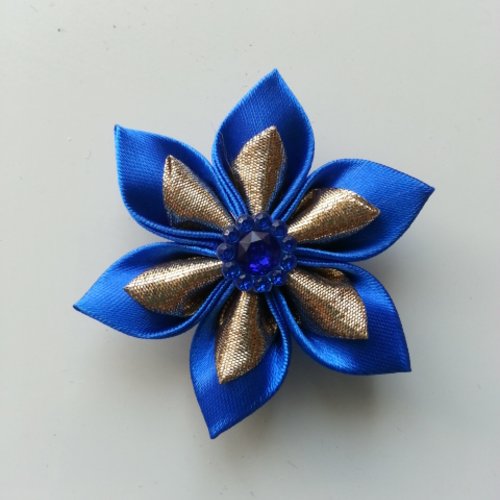 5 cm fleur de satin bleu roi et dorée /or   petales pointus