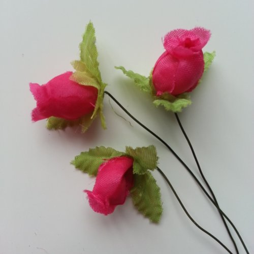Lot de 3 roses et feuilles en tissu rose fuchsia   sur tige