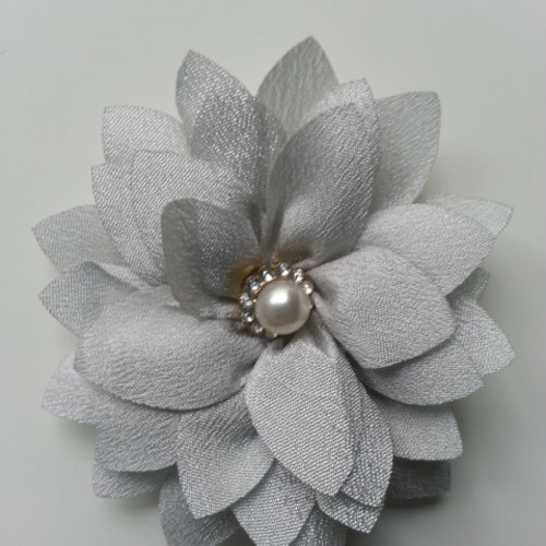 Fleur en tissu centre perle et strass 55mm gris