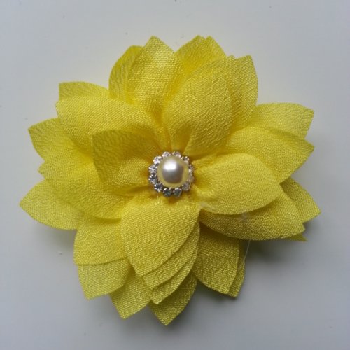 Fleur en tissu centre perle et strass 55mm jaune