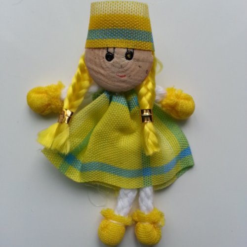 Petite poupée tissu jaune et vert créole  50*70mm ideal pour creation de barrettes