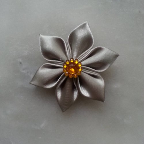 5 cm fleur de satin grise argentée   petales pointus