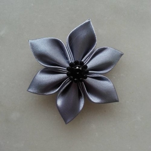 5 cm fleur de satin grise  petales pointus