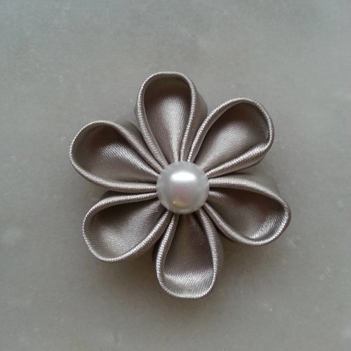 Fleur de satin gris argenté 5 cm
