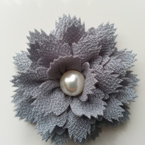 Fleur en tissu centre perle 60 mm gris