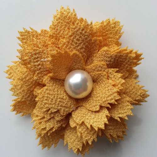 Fleur en tissu centre perle 60 mm moutarde