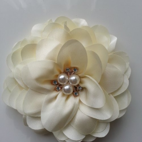Grande fleur en satin de soie centre perle et strass 90mm ivoire