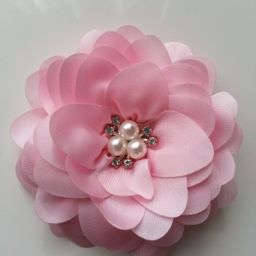 Grande fleur en satin de soie centre perle et strass 90mm rose pale