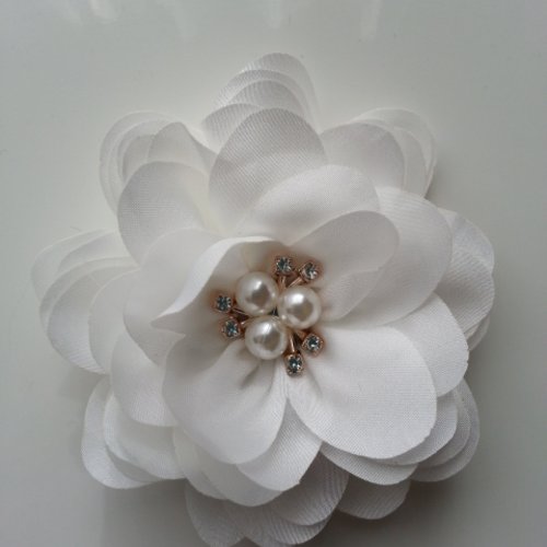 Grande fleur en satin de soie centre perle et strass 90mm blanc