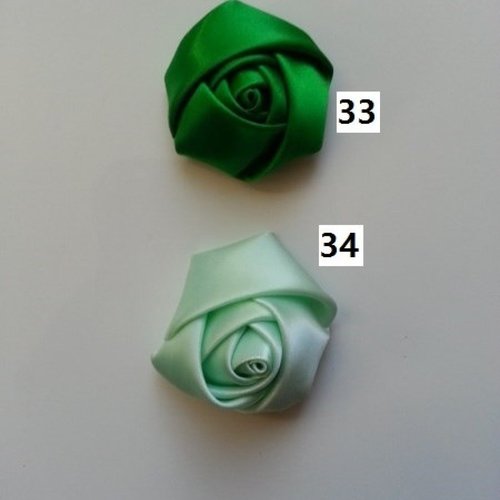 Numéro 33  fleur de satin bouton de rose vert   4 cm