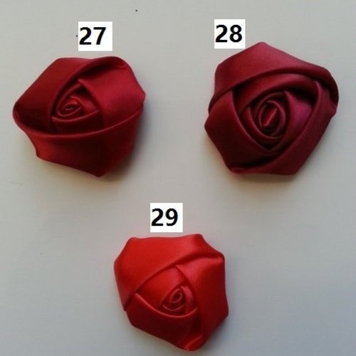 Numéro 29  fleur de satin bouton de rose rouge , bordeaux   4 cm