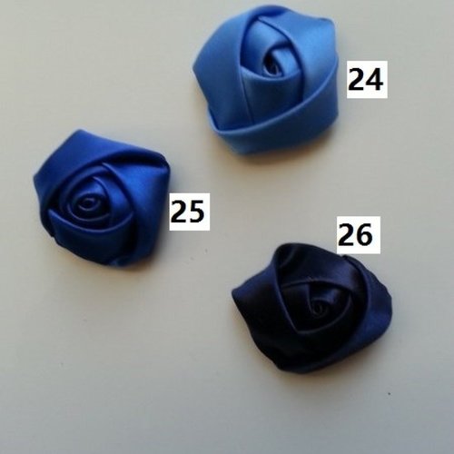 Numéro 25  fleur de satin bouton de rose bleu  4 cm