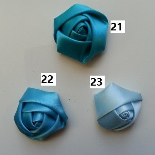 Numéro 22  fleur de satin bouton de rose bleu  4 cm