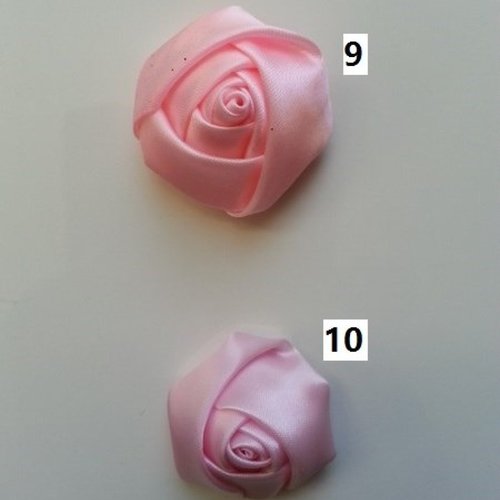 Numéro 10  fleur de satin bouton de rose rose  4 cm